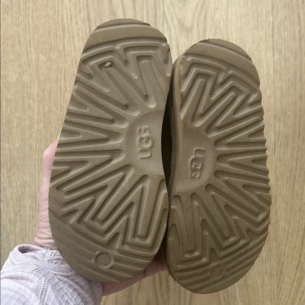 UGG Bailey Zip Short Boot‎ Size 9 Toddler